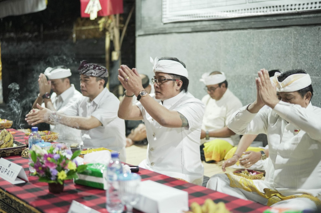 Bupati Giri Prasta Hadiri Karya Ngenteg Linggih Pura Dalem Waraspati Penarungan